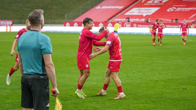 Soccer, Men, Season 2025 2026, Regionalliga Nordost, Matchday 14, FSV Zwickau vs FSV 63 Luckenwalde, Saturday 01 11 2025, GGZ Arena Zwickau, In the picture Andrej Startsev l jueblt with scorer Nick Breitenbücher r about the goal to 3 0 Saxony Germany