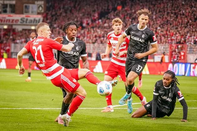 Germany Soccer Bundesliga 2025 26, 9 Matchday 1 FC Union Berlin vs SC Freiburg An der Alten Försterei Berlin Tim Skarke 1 FC Union Berlin, 21 Johan Manzambi SC Freiburg, 44 Max Rosenfelder SC Freiburg, 37 Copyright: xJOERANxSTEINSIEKx