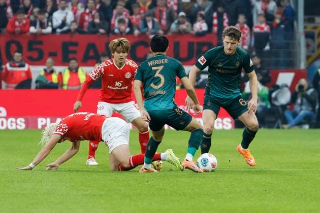 Benedict Hollerbach 1 FSV Mainz, 17 , Kaishu Sano 1 FSV Mainz, 06 , Yukinari Sugawara SV Werder Bremen, 03 and Jens Stage SV Werder Bremen, 06 fighting for the ball , Germany, Football, 1 Bundesliga, 9 Matchday, 2025 2026, 1 FSV Mainz vs Werder Bremen, 01 11 2025, Mewa Arena, Mainz, Germany Mainz Mewa Arena Rheinland Pfalz Germany Copyright: xGrantxHubbsx