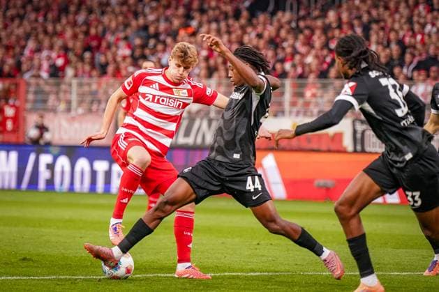 Germany Soccer Bundesliga 2025 26, 9 Matchday 1 FC Union Berlin vs SC Freiburg An der Alten Försterei Berlin Aljoscha Kemlein 1 FC Union Berlin, 6 Johan Manzambi SC Freiburg, 44 Berlin Germany Copyright: xJOERANxSTEINSIEKx