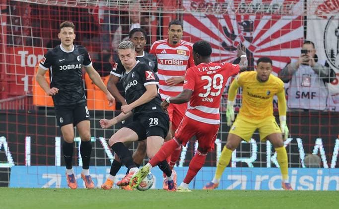 Matthias Ginter, Derrick Köhn on the ball duel Match scene Action Sport Football Soccer Bundesliga Men DFL 9 Matchday Season 2025 2026 01 11 2025 1 FC Union Berlin FCU vs SC Freiburg SCF DFL regulations prohibit any use of photographs as image sequences and or quasi video