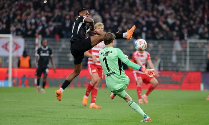 Junior Adamu, goalkeeper Frederik Rönnow on the ball duel Match scene Action Sport Football Soccer Bundesliga Men DFL 9 Matchday Season 2025 2026 01 11 2025 1 FC Union Berlin FCU vs SC Freiburg SCF DFL regulations prohibit any use of photographs as image sequences and or quasi video
