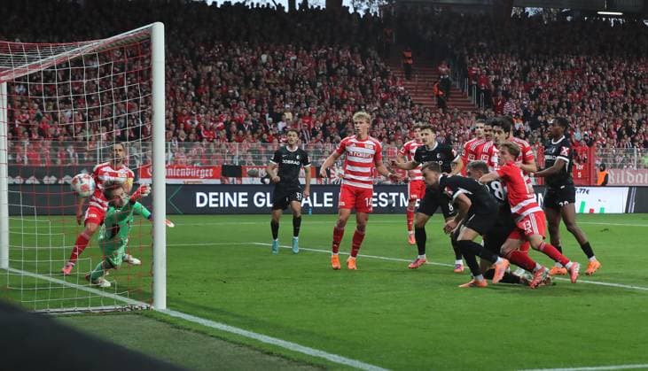 Matthias Ginter scores an offside goal Duel Match scene Action Sport Football Soccer Bundesliga Men DFL 9 Matchday Season 2025 2026 01 11 2025 1 FC Union Berlin FCU vs SC Freiburg SCF DFL regulations prohibit any use of photographs as image sequences and or quasi video