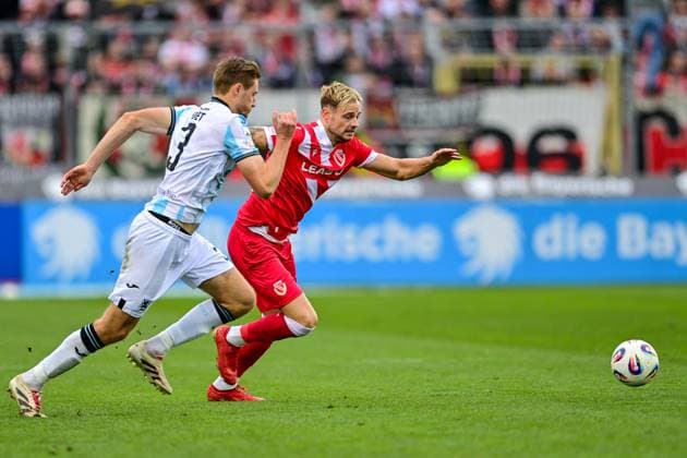 v li Siemen Voet TSV 1860, 3 Timmy Thiele Cottbus, 7 in duel, duel, tackle, dynamic, action, action, 01 11 2025, Munich Germany , Football, 3 Liga, TSV 1860 München FC Energie Cottbus, DFB DFL REGULATIONS PROHIBIT ANY USE OF PHOTOGRAPHS AS IMAGE SEQUENCES AND OR QUASI VIDEO xslx
