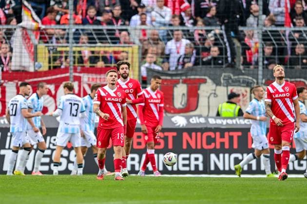 Cottbus players looking disappointed after conceding the 3-0 goal, disappointment, frustration, disappointed, pessimistic, in the background the players of TSV 1860 Muenchen cheer the goal, 01 11 2025, Munich Germany , Football, 3 Liga, TSV 1860 München FC Energie Cottbus, DFB DFL REGULATIONS PROHIBIT ANY USE OF PHOTOGRAPHS AS IMAGE SEQUENCES AND OR QUASI VIDEO xslx