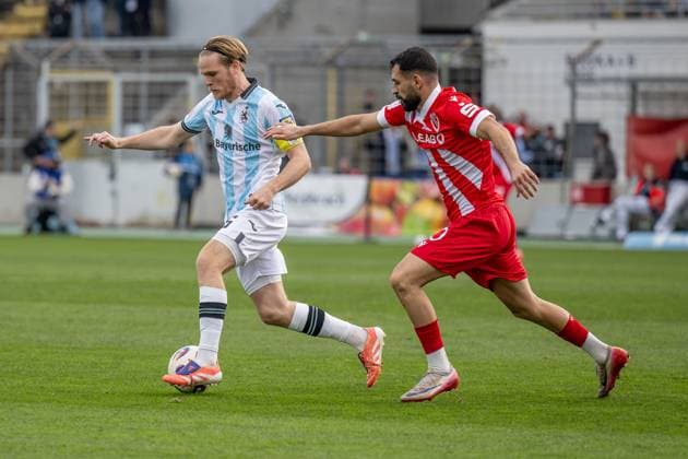 Fight for the ball duel between Thore Jacobsen TSV 1860 Muenchen, 05 and Tolcay Cigerci FC Energie Cottbus, 10 GER, TSV 1860 Muenchen vs FC Energie Cottbus, Football, 3 Bundesliga, Matchday 13, Season 2025 2026, 01 11 2025 DFL DFB REGULATIONS PROHIBIT ANY USE OF PHOTOGRAPHS as IMAGE SEQUENCES and or QUASI VIDEO GER, TSV 1860 Muenchen vs FC Energie Cottbus, Football, 3 Bundesliga, Matchday 13, Season 2025 2026, 01 11 2025 Muenchen Copyright: xEibner-Pressefoto HeikexFeinerx EP_HFR