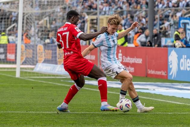 Fight for the ball duel between Merveille Biankadi FC Energie Cottbus, 37 and Clemens Lippmann TSV 1860 Muenchen, 41 GER, TSV 1860 Muenchen vs FC Energie Cottbus, Football, 3 Bundesliga, Matchday 13, Season 2025 2026, 01 11 2025 DFL DFB REGULATIONS PROHIBIT ANY USE OF PHOTOGRAPHS as IMAGE SEQUENCES and or QUASI VIDEO GER, TSV 1860 Muenchen vs FC Energie Cottbus, Football, 3 Bundesliga, Matchday 13, Season 2025 2026, 01 11 2025 Muenchen Copyright: xEibner-Pressefoto HeikexFeinerx EP_HFR