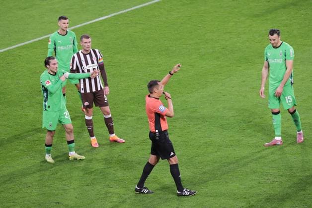 Referee Robert Hartmann VAR scaltet sih Fußball, 1 BL, Saison 2025 2026, Herren, FC St Pauli gegen Borussia Moenchengladbach, Millerntor Stadion DFL REGULATIONS PROHIBIT ANY USE OF PHOTOGRAPHS AS IMAGE SEQUENCES AND OR QUASI VIDEO