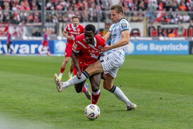 Fight for the ball duel between Siemen Voet TSV 1860 Muenchen, 03 and Merveille Biankadi FC Energie Cottbus, 37 GER, TSV 1860 Muenchen vs FC Energie Cottbus, Football, 3 Bundesliga, Matchday 13, Season 2025 2026, 01 11 2025 DFL DFB REGULATIONS PROHIBIT ANY USE OF PHOTOGRAPHS as IMAGE SEQUENCES and or QUASI VIDEO GER, TSV 1860 Muenchen vs FC Energie Cottbus, Football, 3 Bundesliga, Matchday 13, Season 2025 2026, 01 11 2025 Muenchen Copyright: xEibner-Pressefoto HeikexFeinerx EP_HFR
