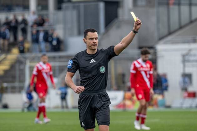 Konrad Oldhafer Referee shows fSiemen Voet TSV 1860 Muenchen, 03 not in picture the yellow card GER, TSV 1860 Muenchen vs FC Energie Cottbus, Soccer, 3 Bundesliga, Matchday 13, Season 2025 2026, 01 11 2025 DFL DFB REGULATIONS PROHIBIT ANY USE OF PHOTOGRAPHS as IMAGE SEQUENCES and or QUASI VIDEO GER, TSV 1860 Muenchen vs FC Energie Cottbus, Football, 3 Bundesliga, Matchday 13, Season 2025 2026, 01 11 2025 Muenchen Copyright: xEibner-Pressefoto HeikexFeinerx EP_HFR