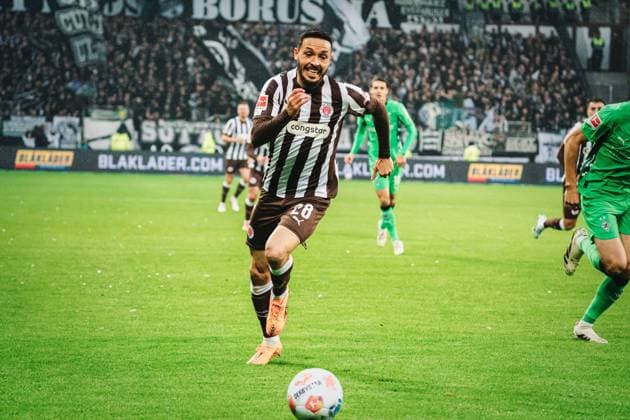 1 Bundesliga FC St Pauli Borussia Mönchengladbach, 01 11 25 Mathias Pereira situation FC St Pauli, 28 runs after the ball Football, 1 Bundesliga 2025 2026, 9 Matchday FC St Pauli Borussia Mönchengladbach on 01 11 2025 at Millerntor Stadion, Hamburg DFB DFL REGULATIONS PROHIBIT ANY USE OF PHOTOGRAPHS AS IMAGE SEQUENCES AND OR QUASI VIDEO Copyright: xBEAUTIFULxSPORTS Tonhäuserx