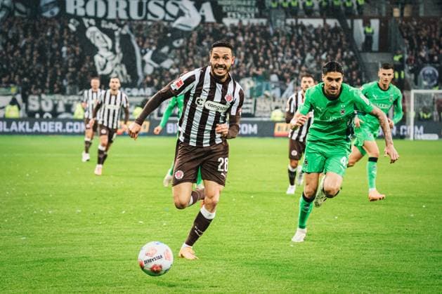 1 Bundesliga FC St Pauli Borussia Mönchengladbach, 01 11 25 Mathias Pereira situation FC St Pauli, 28 runs after the ball Football, 1 Bundesliga 2025 2026, 9 Matchday FC St Pauli Borussia Mönchengladbach on 01 11 2025 at Millerntor Stadion, Hamburg DFB DFL REGULATIONS PROHIBIT ANY USE OF PHOTOGRAPHS AS IMAGE SEQUENCES AND OR QUASI VIDEO Copyright: xBEAUTIFULxSPORTS Tonhäuserx