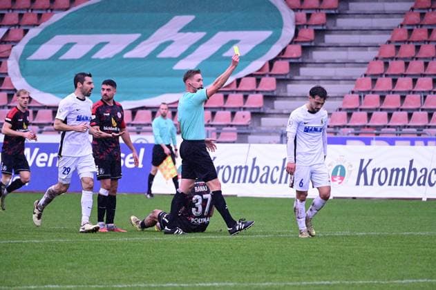 01 11 2025 xkhx Kassel Regionalliga Südwest Season 2025 2026 KSV Hessen Kassel SV Eintracht Trier Referee Jan Vincent Ritter shows the yellow card
