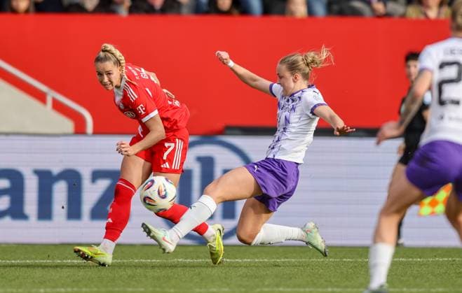 DEU, München, FC Bayern München vs SGS Essen, Google Pixel Frauen Bundesliga, DFB, Saison 2526, FC Bayern Campus, 8 Spieltag im Bild Flank von Giulia Gwinn Bayern München 7 DFB DFL REGULATIONS PROHIBIT ANY USE OF PHOTOGRAPHS AS IMAGE SEQUENCES AND OR QUASI VIDEO, 01 11 2025 Copyright: HMBxMedia HendrikxHamelau