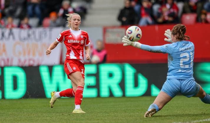 DEU, München, FC Bayern München vs SGS Essen, Google Pixel Frauen Bundesliga, DFB, Saison 2526, FC Bayern Campus, 8 Spieltag im Bild f l n r Lea Schüller Bayern München 11 mit einer großen Torchance gegen Luisa Palmen SGS Essen 21 DFB DFL REGULATIONS PROHIBIT ANY USE OF PHOTOGRAPHS AS IMAGE SEQUENCES AND OR QUASI VIDEO, 01 11 2025 Copyright: HMBxMedia HendrikxHamelau