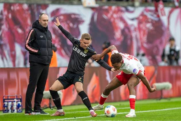 GER, Leipzig, Football, DFL Bundesliga, Matchday 9, RB Leipzig vs VFB Stuttgart pictured from l Maximilian Mittelstädt VFB Stuttgart 07 , Assan Ouedraogo RB Leipzig 20 , duel 01 11 2025, Red Bull Arena Leipzig DFL DFB REGULATIONS PROHIBIT ANY USE OF PHOTOGRAPHS AS IMAGE SEQUENCES AND OR QUASI VIDEO, Copyright: HMBxMedia PaulxFritz