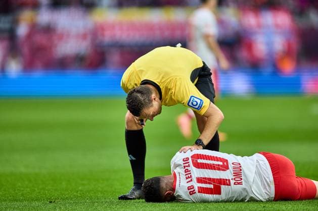01 11 2025, Football, Men, Bundesliga, 2025 2026, RB Leipzig VfB Stuttgart Romulo 40, RB Leipzig , after collision on the ground Leipzig Red Bull Arena Saxony Germany