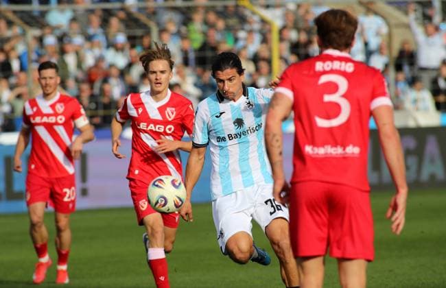 Football, Men, 3 Liga, Season 2025 2026, TSV 1860 München FC Energie Cottbus, Grünwalder Stadion Tunay Deniz TSV 1860 München with ball in attack, Zwewikampf