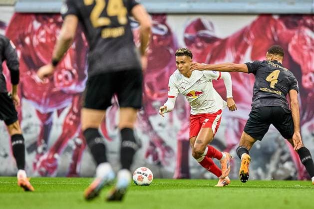 01 11 2025, Football, Men, Bundesliga, 2025 2026, RB Leipzig VfB Stuttgart Antonio Nusa 7, RB Leipzig , action, with ball, dribbles through the opponents Leipzig Red Bull Arena Saxony Germany
