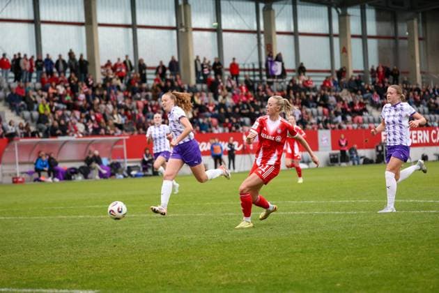 Germany 1 Womens Bundesliga 2025 26, 8 Matchday FC Bayern Munich Women vs SGS Essen Women, FC Bayern Campus Stadium Munich Lea Schüller Lea Schueller, FC Bayern Munich Women, 11 Submission to Linda Dallmann, FC Bayern Munich Women, 10 Munich FC Bayern Campus Stadium Bayern Germany Copyright: xBenedictxChristx