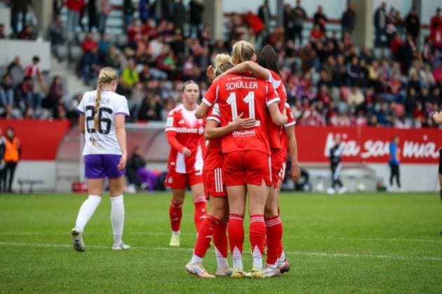Germany 1 Womens Bundesliga 2025 26, 8 Matchday FC Bayern Munich Women vs SGS Essen Women, FC Bayern Campus Stadion Munich Goal celebration Linda Dallmann, FC Bayern Munich Women, 10 to 4 1 Munich FC Bayern Campus Stadion Bayern Germany Copyright: xBenedictxChristx