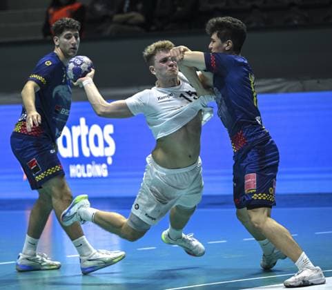 Italy v Romania - European Handball Championship Qualifiers ANKARA, TURKIYE - NOVEMBER 1: Alex Belardinelli (C) of Italy in action during theduring European Handball Championship Qualifiers Group A match between Italy and Romania at Prof. Dr. Yasar Sevim Handball Hall in Ankara, Turkiye on November 1, 2025. Fatih Kurt Anadolu Ankara Turkey. Editorial use only. Please get in touch for any other usage.  Copyright: x2025xAnadoluxFatihxKurtx
