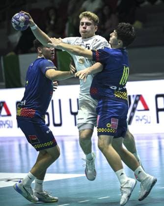 Italy v Romania - European Handball Championship Qualifiers ANKARA, TURKIYE - NOVEMBER 1: Alex Belardinelli (C) of Italy in action during theduring European Handball Championship Qualifiers Group A match between Italy and Romania at Prof. Dr. Yasar Sevim Handball Hall in Ankara, Turkiye on November 1, 2025. Fatih Kurt Anadolu Ankara Turkey. Editorial use only. Please get in touch for any other usage.  Copyright: x2025xAnadoluxFatihxKurtx