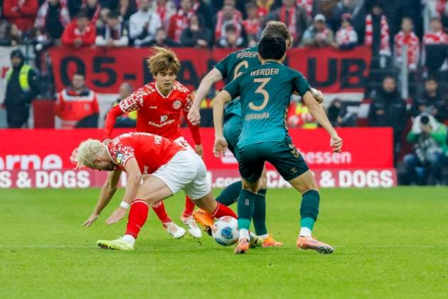 Benedict Hollerbach 1 FSV Mainz, 17 , Kaishu Sano 1 FSV Mainz, 06 , Yukinari Sugawara SV Werder Bremen, 03 and Jens Stage SV Werder Bremen, 06 fighting for the ball , Germany, Football, 1 Bundesliga, 9 Matchday, 2025 2026, 1 FSV Mainz vs Werder Bremen, 01 11 2025, Mewa Arena, Mainz, Germany Mainz Mewa Arena Rheinland Pfalz Germany Copyright: xGrantxHubbsx