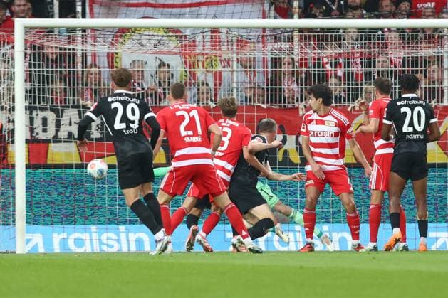 01 11 2025, xtgx, Fussball 1 Bundesliga, 1 FC Union Berlin SC Freiburg emspor, v l Matthias Ginter SC Freiburg, 28 schiesst Tor, schießt, Torschuetze, erzielt Tor, Treffer, scores the goal DFL DFB REGULATIONS PROHIBIT ANY USE OF PHOTOGRAPHS as IMAGE SEQUENCES and or QUASI VIDEO Berlin