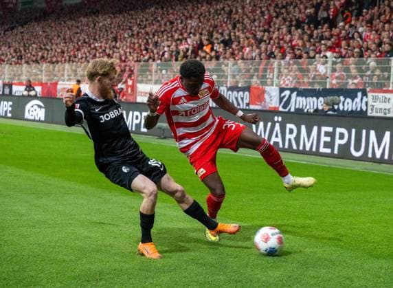 Soccer, Men, Season 2025 2026, 1 Bundesliga 9 Matchday , 1 FC Union Berlin SC Freiburg, v l Niklas Beste Freiburg , Derrick Köhn 1 FC Union Berlin , 01 11 2025, Copyright: xMatthiasxKochx