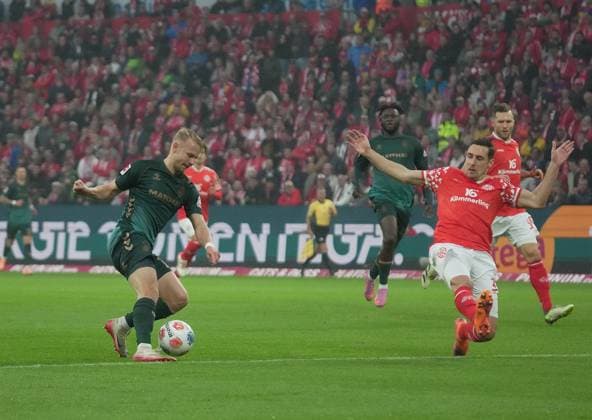 GER, 1 FBL, 1 FSV Mainz 05 vs Werder Bremen 01 11 2025, MEWA Arena, Mainz, GER, 1 FBL, 1 FSV Mainz 05 vs Werder Bremen , im Bild Senne Lynen Bremen , Dominik Kohr Mainz DFL regulations prohibit any use of photographs as image sequences and or quasi video nordphotoxGmbHx xBratic nph00250