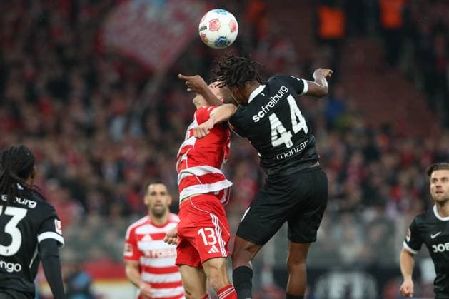 01 11 2025, xtgx, Football 1 Bundesliga, 1 FC Union Berlin SC Freiburg emspor, v l Andras Schaefer Schäfer, Union Berlin, 13 , Johan Manzambi SC Freiburg, 44 duel, duel, fight, tackle DFL DFB REGULATIONS PROHIBIT ANY USE OF PHOTOGRAPHS as IMAGE SEQUENCES and or QUASI VIDEO Berlin