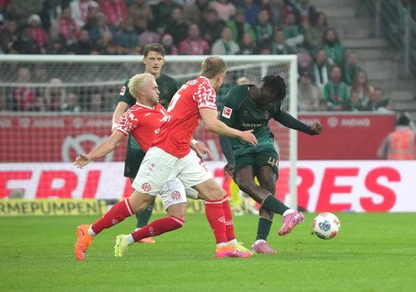 GER, 1 FBL, 1 FSV Mainz 05 vs Werder Bremen 01 11 2025, MEWA Arena, Mainz, GER, 1 FBL, 1 FSV Mainz 05 vs Werder Bremen , in picture Benedict Hollerbach Mainz , Lennard Maloney Mainz , Victor Boniface Bremen DFL regulations prohibit any use of photographs as image sequences and or quasi video nordphotoxGmbHx xBratic nph00250