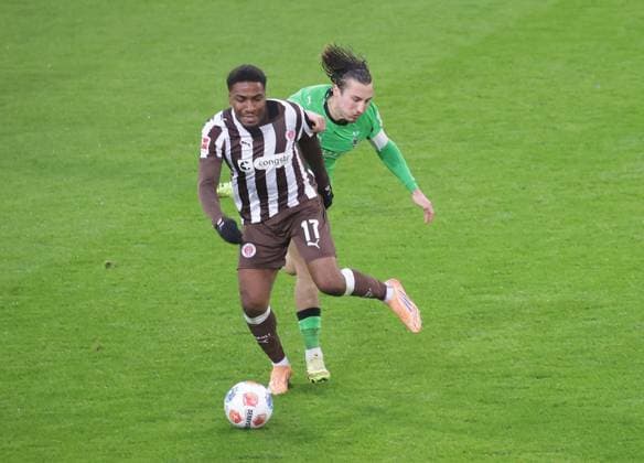 Oladapo Afolayan FC St Pauli , Rocco Reitz Borussia Moenchengladbach Fussball, 1 BL, Saison 2025 2026, Herren, FC St Pauli vs Borussia Moenchengladbach, Millerntor Stadion DFL REGULATIONS PROHIBIT ANY USE OF PHOTOGRAPHS AS IMAGE SEQUENCES AND OR QUASI VIDEO