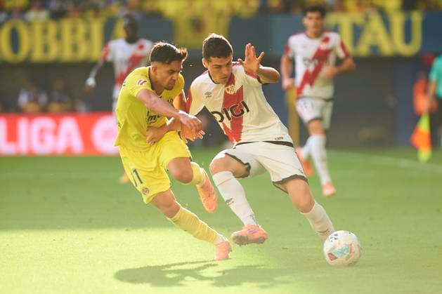Ilias Akhomach (Villarreal CF) and Sergio Camello (Rayo Vallecano) during the LaLiga EA Sports match between Villarreal CF and Rayo Vallecano at Estadio de la Ceramica on November 1, 2025 in Villarreal, Spain. (Photo by Maria Jose Segovia DeFodi Images) Ilias Akhomach Villarreal CF and Sergio Camello Rayo Vallecano during the LaLiga EA Sports match between Villarreal CF and Rayo Vallecano at Estadio de la Ceramica on November 1, 2025 in Villarreal, Spain Photo by Maria Jose Segovia DeFodi Images