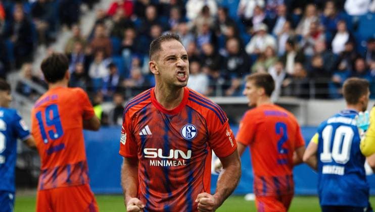 01 11 25 Karlsruher SC FC Schalke 04 Germany, Karlsruhe, 01 11 2025, Football, 2 Bundesliga, Season 2025 2026, Karlsruher SC FC Schalke 04 Nikola Katic FC Schalke 04
