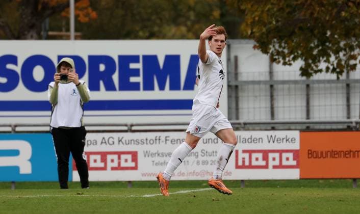 BAU 01 11 2025 Freiberg am Neckar Football SGV Freiberg vs SG Barockstadt Fulda Lehnerz, scorer Moritz Dittmann Fulda celebrates his goal to make it 1 1