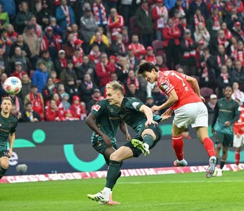 Soccer Bundesliga Season 2025 2026 Mewa Arena Mainz 01 11 2025 1 FSV Mainz 05 mz SV Werder Bremen hb Amos PIEPER SV Werder Bremen , li Jae Sung LEE 1 FSV Mainz 05 DFL REGULATIONS PROHIBIT ANY USE OF PHOTOGRAPHS AS IMAGE SEQUENCES AND OR QUASI VIDEO EDITORIAL USE ONLY NATIONAL AND INTERNATIONAL NEWS AGENCIES OUT Soccer Bundesliga 1 FSV Mainz 05