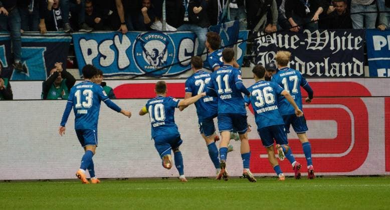01 11 25 Karlsruher SC FC Schalke 04 Germany, Karlsruhe, 01 11 2025, Football, 2 Bundesliga, Season 2025 2026, Karlsruher SC FC Schalke 04 Fabian Schleusener Karlsruher SC Jubel Tor 2 1 Schleusener