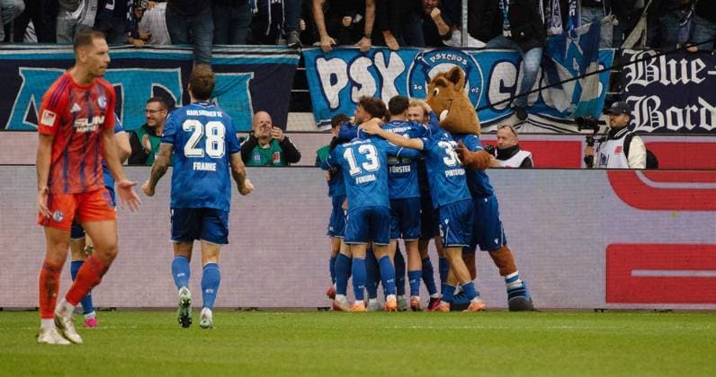 01 11 25 Karlsruher SC FC Schalke 04 Germany, Karlsruhe, 01 11 2025, Football, 2 Bundesliga, Season 2025 2026, Karlsruher SC FC Schalke 04 Fabian Schleusener Karlsruher SC Jubel Tor 2 1 Schleusener