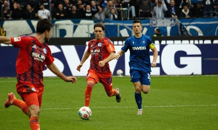 01 11 25 Karlsruher SC FC Schalke 04 Germany, Karlsruhe, 01 11 2025, Football, 2 Bundesliga, Season 2025 2026, Karlsruher SC FC Schalke 04 v l Soufiane El Faouzi FC Schalke 04 , Marvin Wanitzek Karlsruher SC