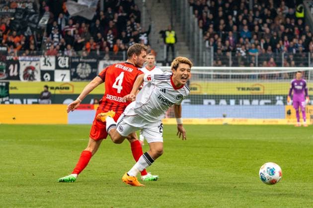 Ritsu Doan Eintracht Frankfurt, 20 is fouled by Tim Siersleben FC Heidenheim, 04, GER, 1 FC Heidenheim 1846 vs Eintracht Frankfurt, Football, 1 Bundesliga, Matchday 9, Season 2025 2026, 01 11 2025, DFL REGULATES PROHIBIT ANY USE OF PHOTOGRAPHS AS IMAGE SEQUENCES AND OR QUASI VIDEO, GER, 1 FC Heidenheim 1846 vs Eintracht Frankfurt, Football, 1 Bundesliga, Matchday 9, Season 2025 2026, 01 11 2025, Heidenheim Copyright: xEibner-Pressefoto EdwardxCheungx EP_ECG