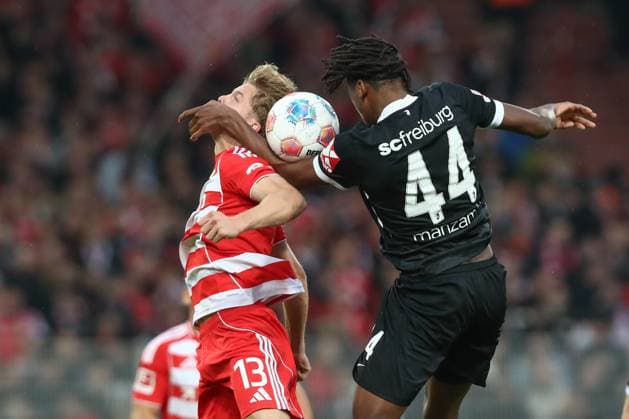 01 11 2025, xtgx, Football 1 Bundesliga, 1 FC Union Berlin SC Freiburg emspor, v l Andras Schaefer Schäfer, Union Berlin, 13 , Johan Manzambi SC Freiburg, 44 duel, duel, fight, tackle DFL DFB REGULATIONS PROHIBIT ANY USE OF PHOTOGRAPHS as IMAGE SEQUENCES and or QUASI VIDEO Berlin