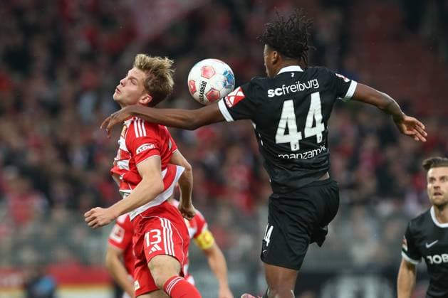 01 11 2025, xtgx, Football 1 Bundesliga, 1 FC Union Berlin SC Freiburg emspor, v l Andras Schaefer Schäfer, Union Berlin, 13 , Johan Manzambi SC Freiburg, 44 duel, duel, fight, tackle DFL DFB REGULATIONS PROHIBIT ANY USE OF PHOTOGRAPHS as IMAGE SEQUENCES and or QUASI VIDEO Berlin