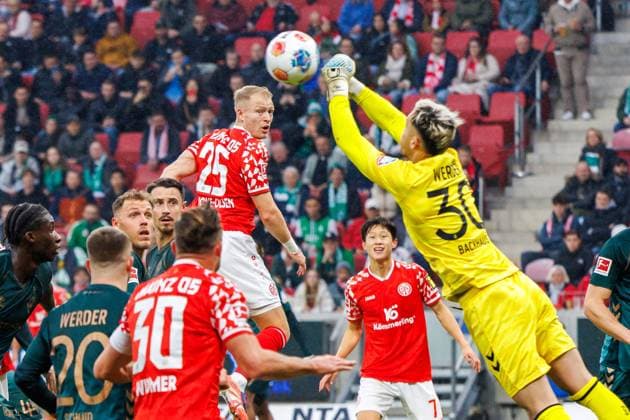 1 Soccer Bundesliga 1 FSV Mainz 05 Werder Bremen, 01 11 2025 Andreas Hanche Olsen 1 FSV Mainz 05, 25 watches Romano Schmid SV Werder Bremen, 20 clears a cross Matchday 9 of the Soccer Bundesliga between 1 FSV Mainz 05 and Borussia Dortmund at the MEWA Arena on 27 09 2025 DFL DFB regulations prohibit any use of photographs as image sequences and or quasi video Copyright: xBEAUTIFULxSPORTS Hahnex