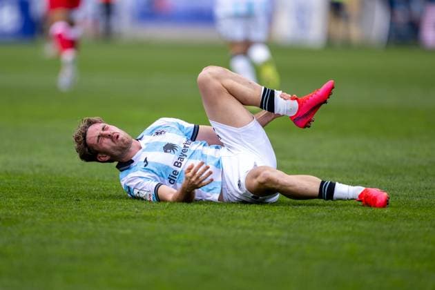 David Philipp 8 TSV 1860 Muenchen is hit on the leg, pain, TSV 1860 Muenchen vs Energie Cottbus, 3 Liga, 13 Matchday, 01 11 2025 DFB regulations prohibit any use of photographs as image sequences and or quasi video Muenchen Bayern Germany Copyright: xkolbert-press UlrichxGamelx