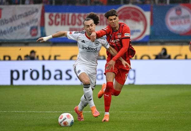 01 11 2025, xjhx, Soccer 1 Bundesliga, 1 FC Heidenheim Eintracht Frankfurt v l Robin Koch Eintracht Frankfurt , Mathias Honsak 1 FC Heidenheim DFL DFB REGULATIONS PROHIBIT ANY USE OF PHOTOGRAPHS as IMAGE SEQUENCES and or QUASI VIDEO Heidenheim