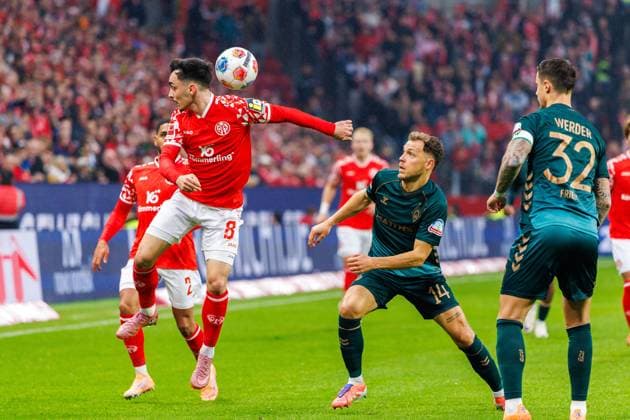 1 Soccer Bundesliga 1 FSV Mainz 05 Werder Bremen, 01 11 2025 duel between Paul Nebel 1 FSV Mainz 05, 8 and Senne Lynen SV Werder Bremen, 14 match from matchday 9 of the Soccer Bundesliga between 1 FSV Mainz 05 and Borussia Dortmund in the MEWA Arena on 27 09 2025 DFL DFB regulations prohibit any use of photographs as image sequences and or quasi video Copyright: xBEAUTIFULxSPORTS Hahnex