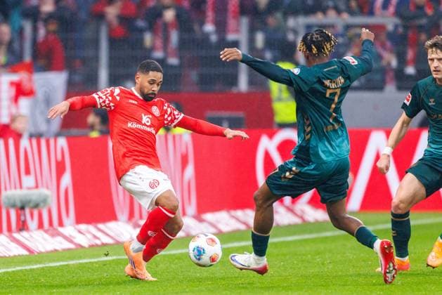 1 Soccer Bundesliga 1 FSV Mainz 05 Werder Bremen, 01 11 2025 Duel between Phillipp Mwene 1 FSV Mainz 05, 2 and Samuel Mbangula SV Werder Bremen, 7 Match of matchday 9 of the Soccer Bundesliga between 1 FSV Mainz 05 and Borussia Dortmund at the MEWA Arena on 27 09 2025 DFL DFB regulations prohibit any use of photographs as image sequences and or quasi video Copyright: xBEAUTIFULxSPORTS Hahnex