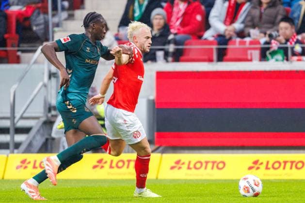 1 Soccer Bundesliga 1 FSV Mainz 05 Werder Bremen, 01 11 2025 Benedict Hollerbach 1 FSV Mainz 05, 17 and Karim Coulibaly SV Werder Bremen, 31 fight for the ball Match of matchday 9 of the Soccer Bundesliga between 1 FSV Mainz 05 and Borussia Dortmund at the MEWA Arena on 27 09 2025 DFL DFB regulations prohibit any use of photographs as image sequences and or quasi video Copyright: xBEAUTIFULxSPORTS Hahnex